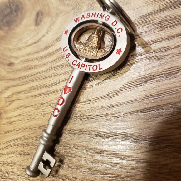 WASHINGTON D.C. SOUVENIR KEYCHAIN - I LOVE DC with U.S. CAPITOL - I HEART DC - Picture 3 of 4